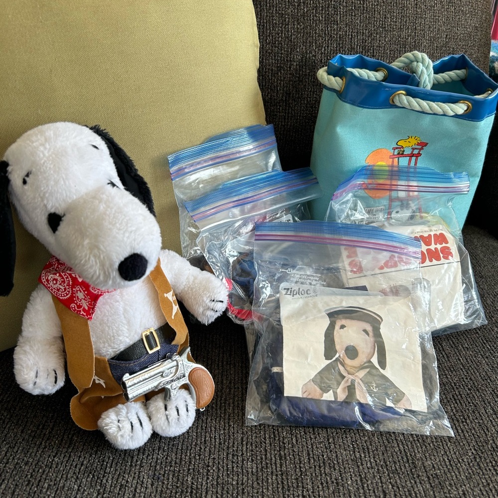Snoopy | 1950s plush with 5 outfits and carrying case collectible - Picture 1 of 15